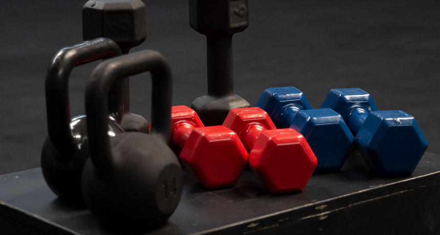 2 exercícios que todo atleta iniciante deve fazer com kettlebells